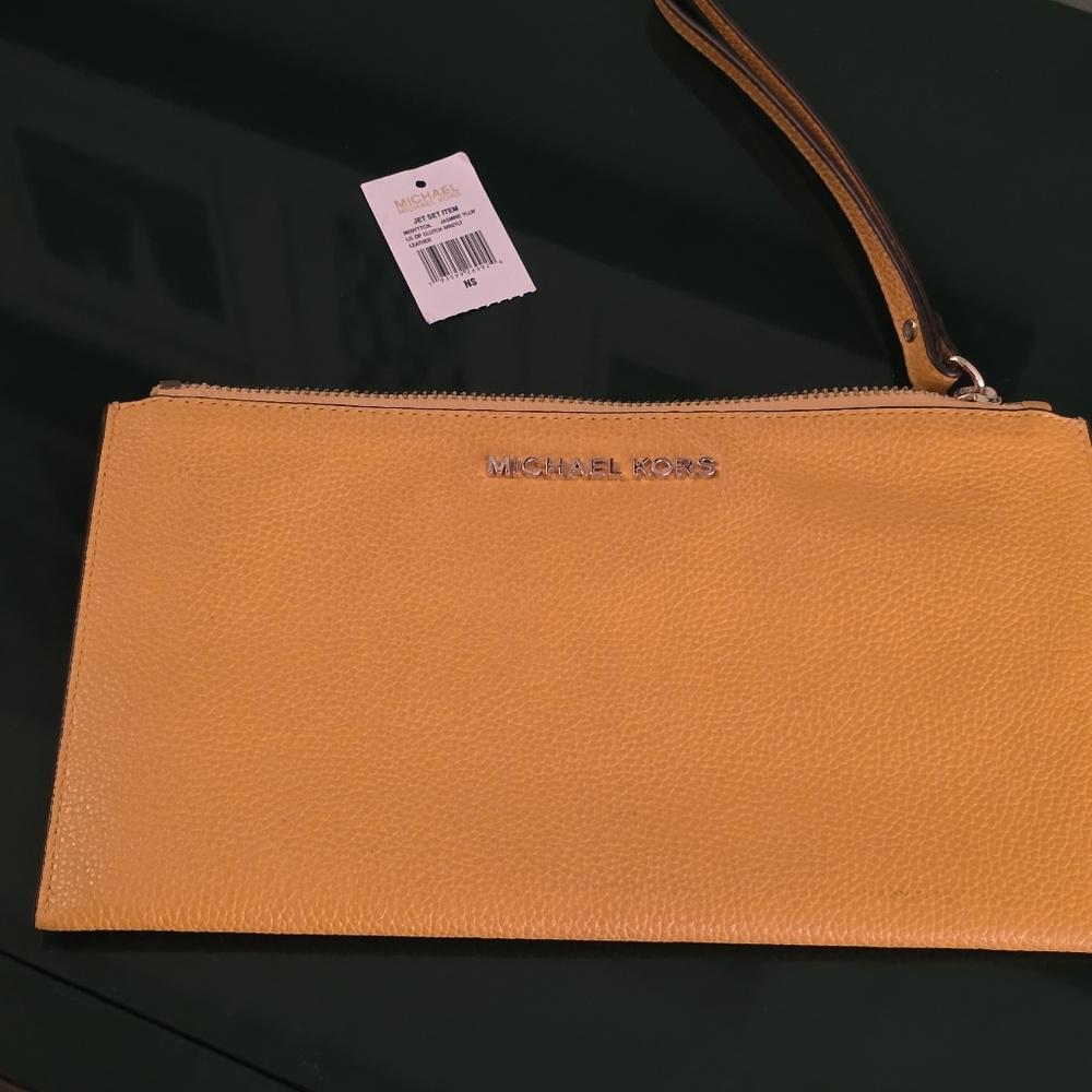 EUC MICHAEL KORS LARGE ZIP CLUTCH WRISTLET